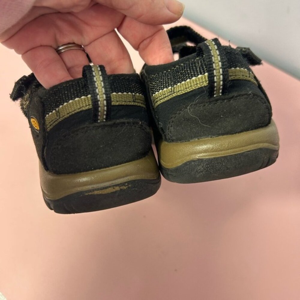 Kids Black and Tan Keen Sandals - Picture 6 of 10